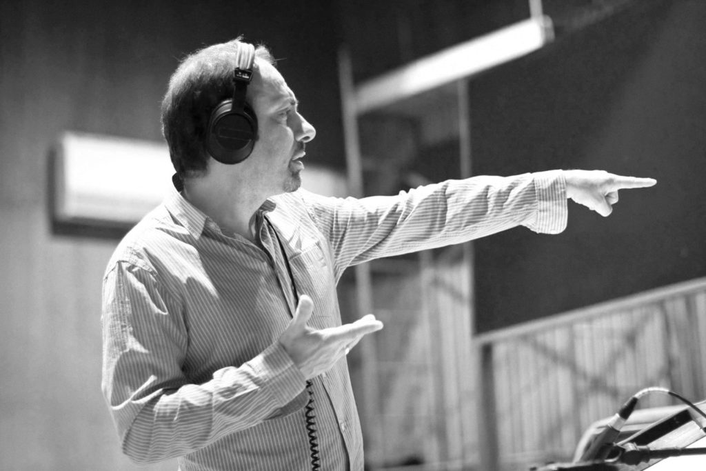 Michel Korb dirige l'orchestre au studio